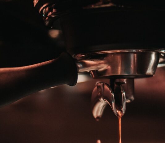 “하루 두 잔 커피가 집중력 떨어뜨릴 수도?”… 카페인 과다의 역설 white and teal cup