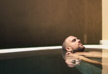 집에서 실천하는 ‘대체요법’, 일상에 자연스럽게 스며든 건강 습관 man floating on water