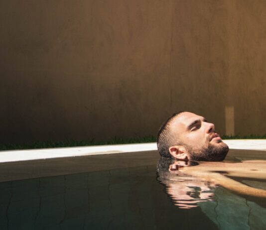 집에서 실천하는 ‘대체요법’, 일상에 자연스럽게 스며든 건강 습관 man floating on water