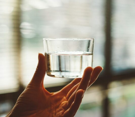 건강을 지키는 마법, 마이크로 루틴—작은 습관이 일상을 바꾼다 person holding clear glass cup with half-filled water