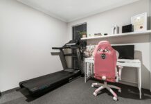 바쁜 일상 속 ‘짧은 운동’ 열풍…짬내기 운동 실천법 주목 A room with a treadmill and a desk