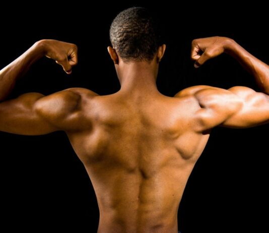 “복근보다 중요한 것은 ‘중심’이다”… 생존 근육 강화하는 플랭크의 진화 topless man with black background