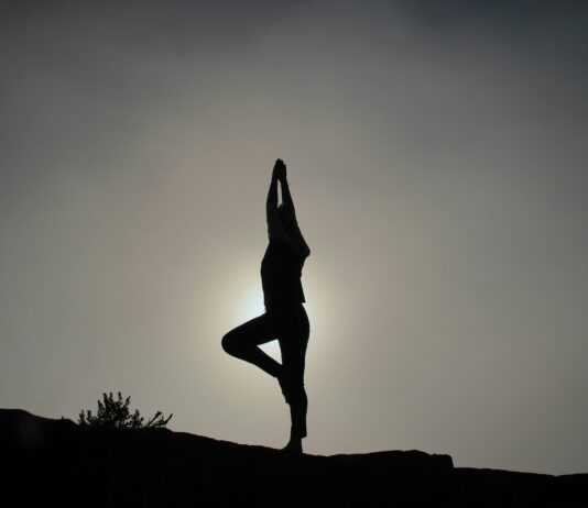 현대인의 고질병, 거북목 탈출: ‘코브라 자세’가 당신의 뒷목 통증에 직효인 과학적 이유 person doing yoga exercises