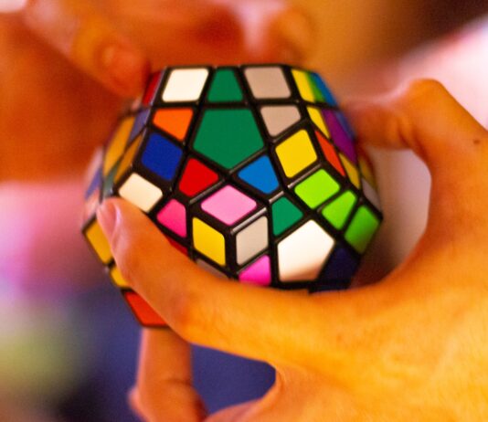 “뇌는 평생 관리가 필요해요”… 일상 속 뇌건강 지키는 실천법 person holding 3 x 3 rubiks cube
